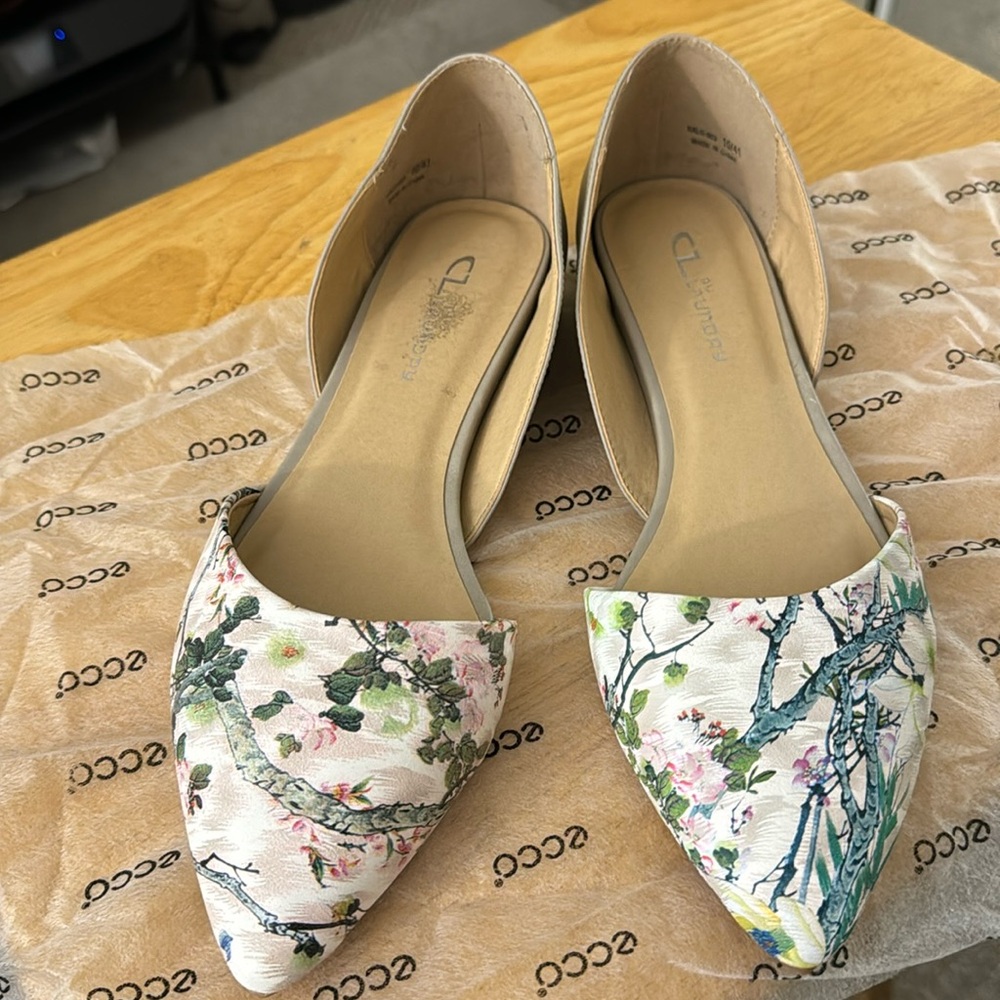 Two tone flats by Chinese laundry